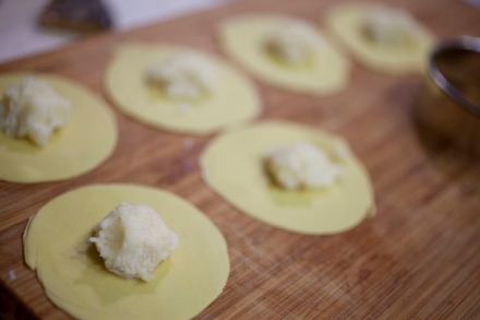 Preparazione Ravioli tostati di patate e pecorino affumicato con brodo di cipolla di Tropea - Fase 5 Preparazione Ravioli tostati di patate e pecorino affumicato con brodo di cipolla di Tropea - Fase 5