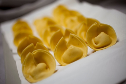 Preparazione Ravioli tostati di patate e pecorino affumicato con brodo di cipolla di Tropea - Fase 6 Preparazione Ravioli tostati di patate e pecorino affumicato con brodo di cipolla di Tropea - Fase 6