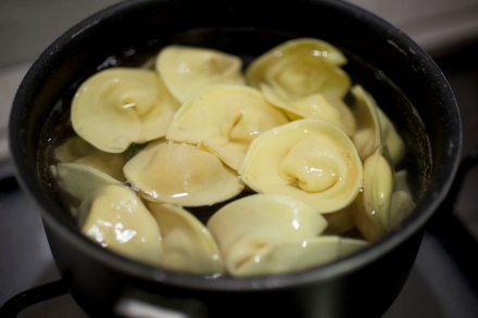 Preparazione Ravioli tostati di patate e pecorino affumicato con brodo di cipolla di Tropea - Fase 6 Preparazione Ravioli tostati di patate e pecorino affumicato con brodo di cipolla di Tropea - Fase 6