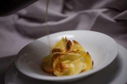 Preparazione Ravioli tostati di patate e pecorino affumicato con brodo di cipolla di Tropea - Fase 7 Preparazione Ravioli tostati di patate e pecorino affumicato con brodo di cipolla di Tropea - Fase 7