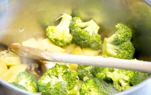 Preparazione Crema di broccolo, ceci e cipolla in barattolo - Fase 1