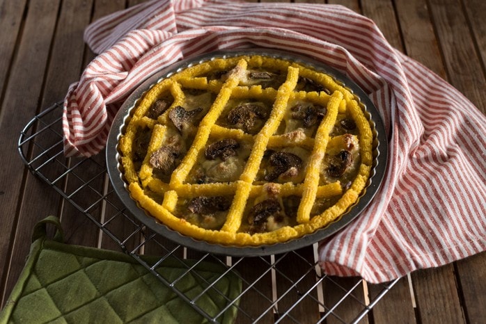 Crostata di polenta con porri e champignon ricetta