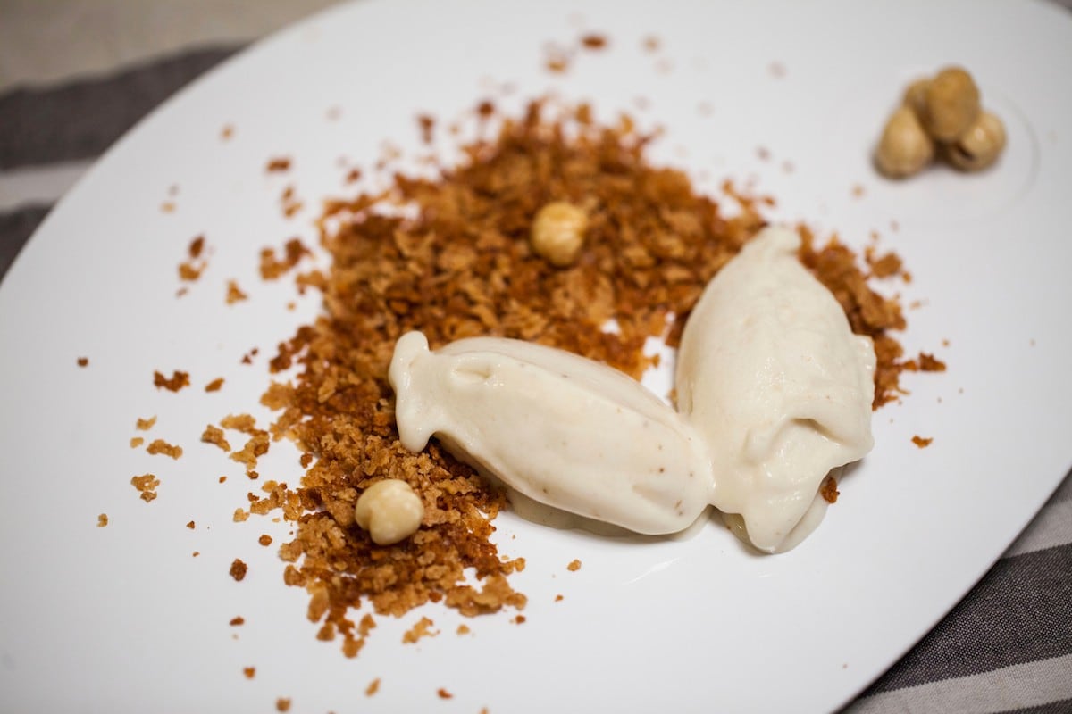 Gelato alla banana con sabbia alla paprika e nocciole glassate ricetta