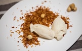 Gelato alla banana con sabbia alla paprika e nocciole glassate