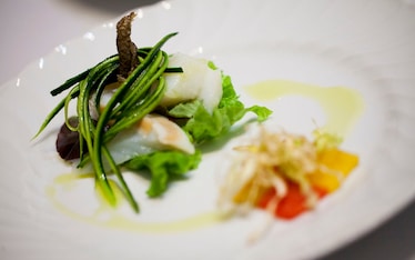 Insalata di baccalà al vapore con peperoni canditi e porro croccante