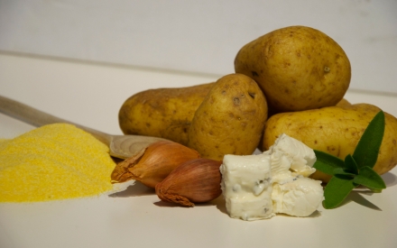 Preparazione Zuppa di polenta e patate con gorgonzola - Fase 1 Preparazione Zuppa di polenta e patate con gorgonzola - Fase 1
