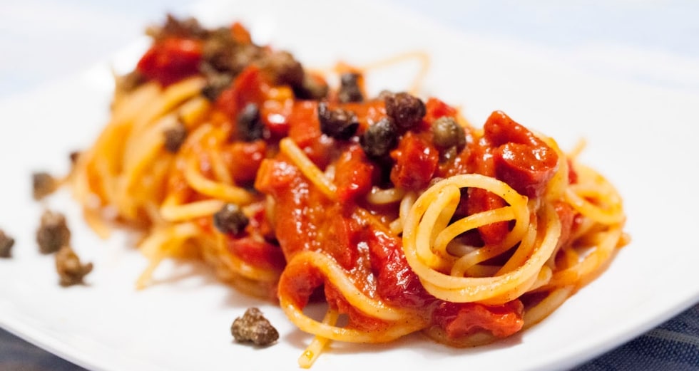 Spaghetti al pomodoro, vaniglia e capperi fritti ricetta