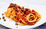 Spaghetti al pomodoro, vaniglia e capperi fritti