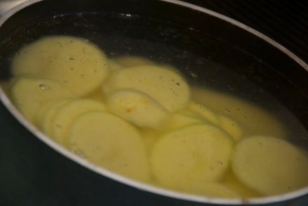 Preparazione Tortino di patate con pancetta e rosmarino - Fase 1 Preparazione Tortino di patate con pancetta e rosmarino - Fase 1