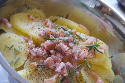 Preparazione Tortino di patate con pancetta e rosmarino - Fase 2 Preparazione Tortino di patate con pancetta e rosmarino - Fase 2