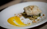 Baccalà con salsa di carote, carciofi, noci e polvere di rosmarino