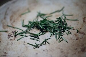 Preparazione Baccalà con salsa di carote, carciofi, noci e polvere di rosmarino - Fase 1