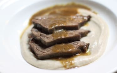 Brasato di manzo al vino rosso su crema di castagne