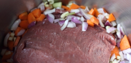 Preparazione Brasato di manzo al vino rosso su crema di castagne - Fase 1 Preparazione Brasato di manzo al vino rosso su crema di castagne - Fase 1