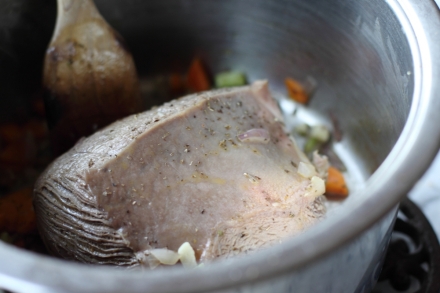 Preparazione Brasato di manzo al vino rosso su crema di castagne - Fase 1 Preparazione Brasato di manzo al vino rosso su crema di castagne - Fase 1