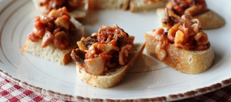 Crostini con calamaretti all'uvetta ricetta