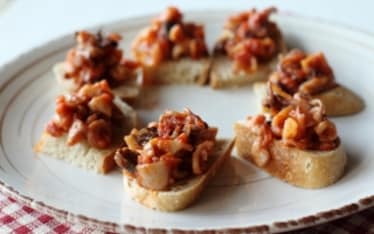 Crostini con calamaretti all'uvetta