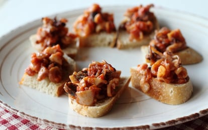 Crostini con calamaretti all'uvetta