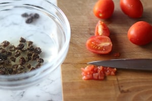 Preparazione Crostini con calamaretti all'uvetta - Fase 1