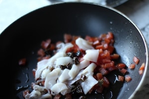 Preparazione Crostini con calamaretti all'uvetta - Fase 1