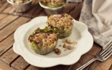 Cestini di verza con castagne, mele e cipolle