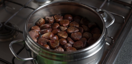 Preparazione Cestini di verza con castagne, mele e cipolle - Fase 1 Preparazione Cestini di verza con castagne, mele e cipolle - Fase 1
