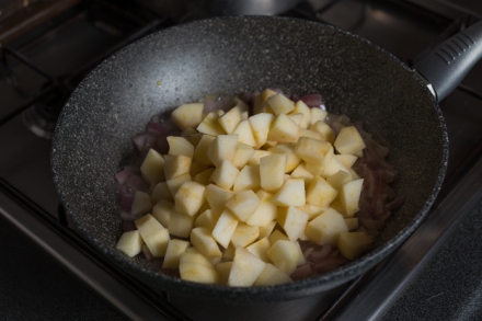 Preparazione Cestini di verza con castagne, mele e cipolle - Fase 2 Preparazione Cestini di verza con castagne, mele e cipolle - Fase 2