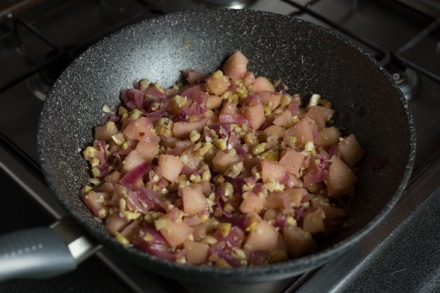 Preparazione Cestini di verza con castagne, mele e cipolle - Fase 4 Preparazione Cestini di verza con castagne, mele e cipolle - Fase 4