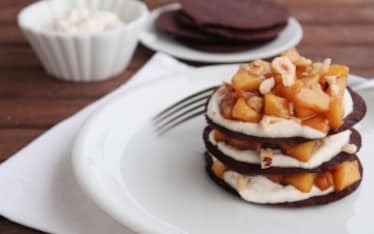 Cialde croccanti al cacao con mele e nocciole 