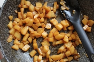 Preparazione Cialde croccanti al cacao con mele e nocciole  - Fase 2