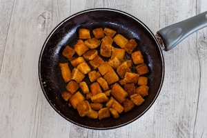 Preparazione Crema di zucchine e crostini alla paprika - Fase 4