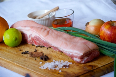 Preparazione Pancetta di maiale agli agrumi - Fase 1 Preparazione Pancetta di maiale agli agrumi - Fase 1