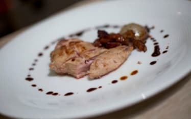 Petti di fagiano con datteri e cipolla brasata