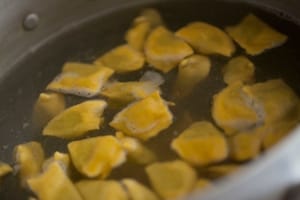 Preparazione Ravioli del Plin con ricotta e spinaci - Fase 9