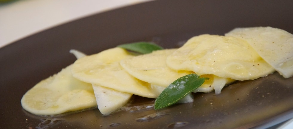 Ravioli pere e taleggio ricetta