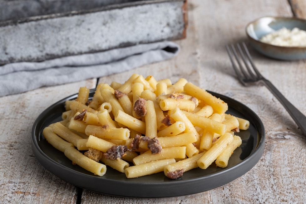 Rigatoni con pane, burro, acciughe ricetta