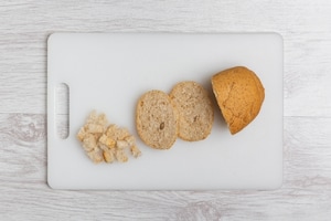 Preparazione Rigatoni con pane, burro, acciughe - Fase 1