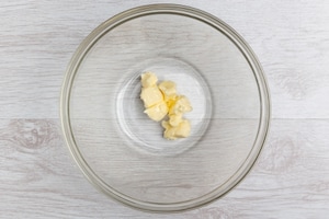 Preparazione Rigatoni con pane, burro, acciughe - Fase 1