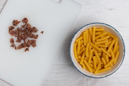 Preparazione Rigatoni con pane, burro, acciughe - Fase 2 Preparazione Rigatoni con pane, burro, acciughe - Fase 2