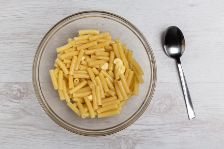 Preparazione Rigatoni con pane, burro, acciughe - Fase 2 Preparazione Rigatoni con pane, burro, acciughe - Fase 2