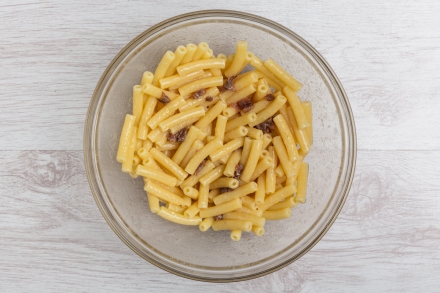 Preparazione Rigatoni con pane, burro, acciughe - Fase 3 Preparazione Rigatoni con pane, burro, acciughe - Fase 3