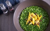 Risotto con spinaci, gallina e uvetta