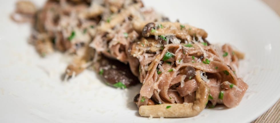 Tagliatelle all'aglianico con funghi pioppini ricetta