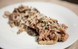 Tagliatelle all'aglianico con funghi pioppini