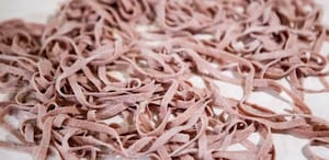 Preparazione Tagliatelle all'aglianico con funghi pioppini - Fase 1