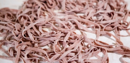 Preparazione Tagliatelle all'aglianico con funghi pioppini - Fase 1 Preparazione Tagliatelle all'aglianico con funghi pioppini - Fase 1