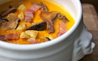 Zuppa di zucca ai funghi porcini, castagne e pancetta croccante