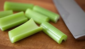 Preparazione Centrifugato di ananas, mela e sedano - Fase 1