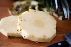 Preparazione Centrifugato di ananas, mela e sedano - Fase 1