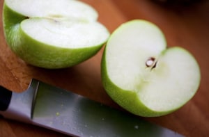 Preparazione Centrifugato di ananas, mela e sedano - Fase 2